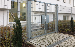 Gate Closer DIREKT for perimeter protection at a company`s access gate